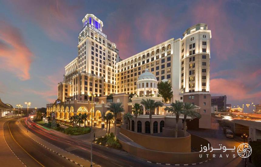 نمایی از هتل «کمپنیسکی» در شب که فاصله کمی با امارات‌مال دبی دارد